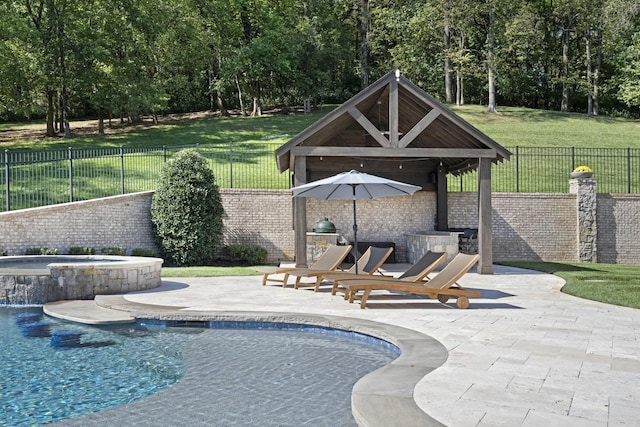 700 Pendragon Ct, Franklin, TN 37067 - view of swimming pool featuring a patio area, a fenced backyard, a pool with connected hot tub, and a yard