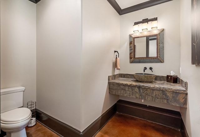 700 Pendragon Ct, Franklin, TN 37067 - half bath featuring concrete floors, vanity, baseboards, and toilet