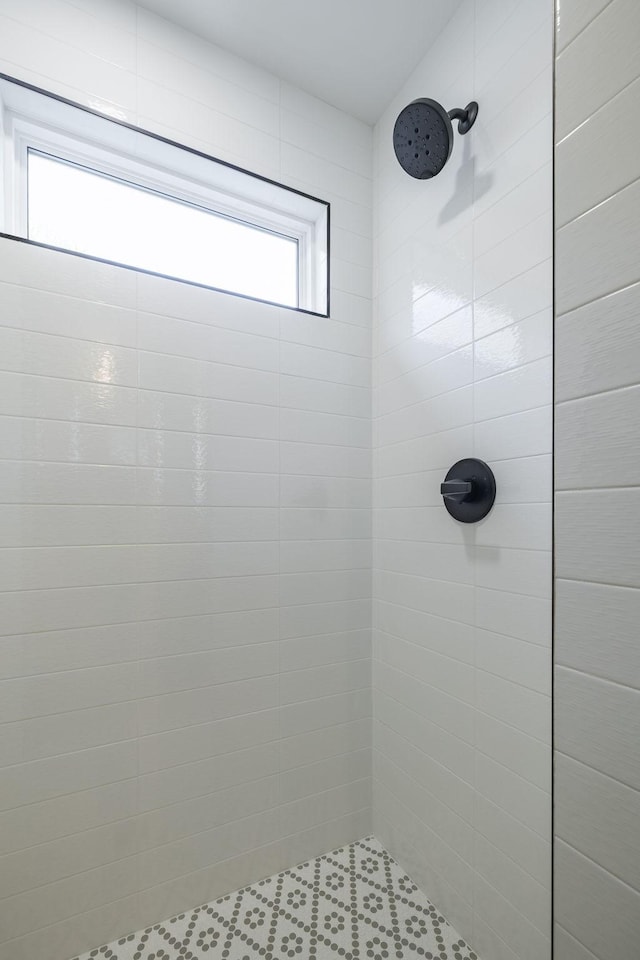 bathroom featuring tiled shower