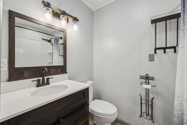 full bathroom featuring a shower with curtain, vanity, ornamental molding, and toilet