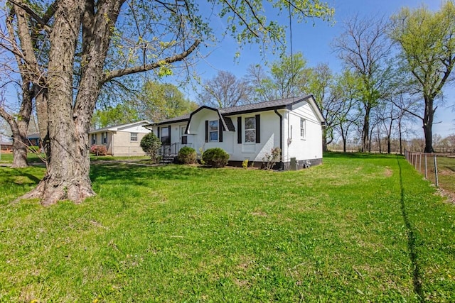 manufactured / mobile home featuring a front lawn and fence