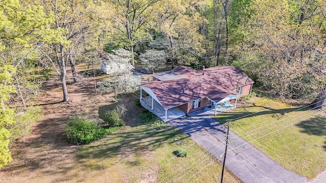 bird's eye view featuring a wooded view