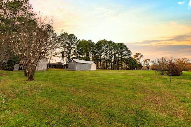 view of yard featuring an outbuilding