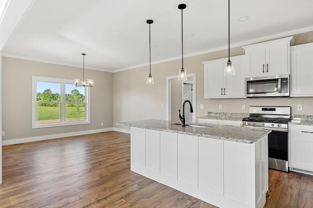 2717 Autumn Woods Trl, Cookeville, TN 38501 - kitchen with stainless steel appliances, a sink, wood finished floors, baseboards, and crown molding