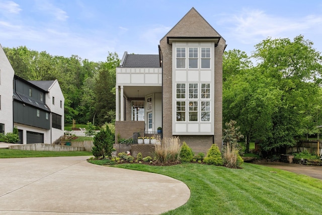 113 Cheekwood Ter, Nashville, TN 37205 - view of front facade featuring a front yard, fence, stucco siding, and brick siding