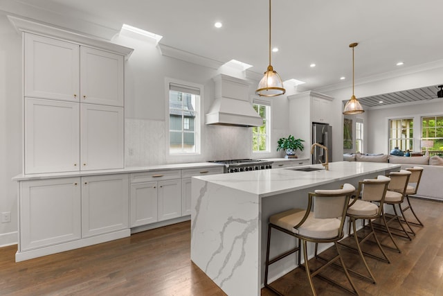 113 Cheekwood Ter, Nashville, TN 37205 - kitchen with premium range hood, a kitchen island with sink, a sink, and ornamental molding