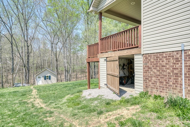 view of yard featuring an outdoor structure