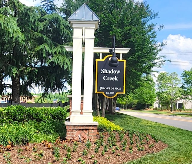 view of community / neighborhood sign