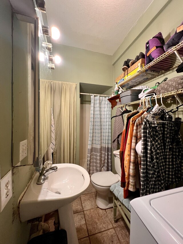 1112 Cumberland St, Decherd, TN 37324 - bathroom featuring toilet, a shower with curtain, a textured ceiling, and a sink