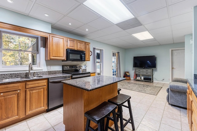 7274 Kingston Rd, Fairview, TN 37062 - kitchen featuring a kitchen breakfast bar, a sink, open floor plan, stainless steel appliances, and a kitchen island
