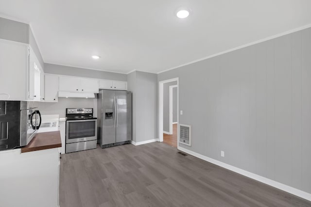 305 Thomas Ave, Hohenwald, TN 38462 - kitchen featuring wood finished floors, visible vents, appliances with stainless steel finishes, and under cabinet range hood