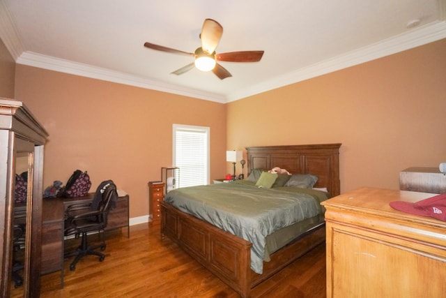 bedroom with light wood-style flooring, ceiling fan, and crown molding