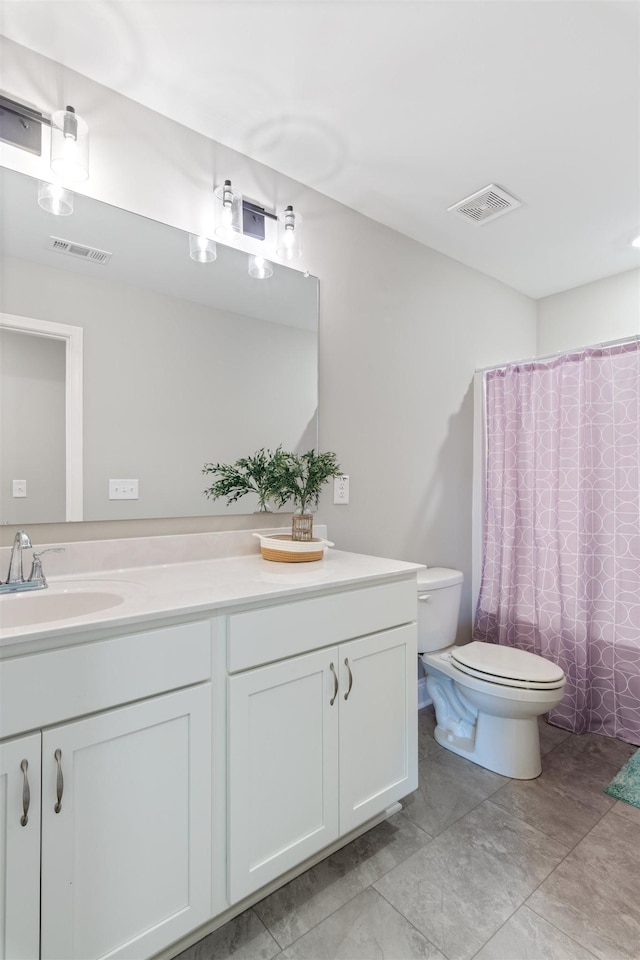 565 Kipton Trl, Lebanon, TN 37087 - full bath featuring a shower with shower curtain, visible vents, toilet, and vanity