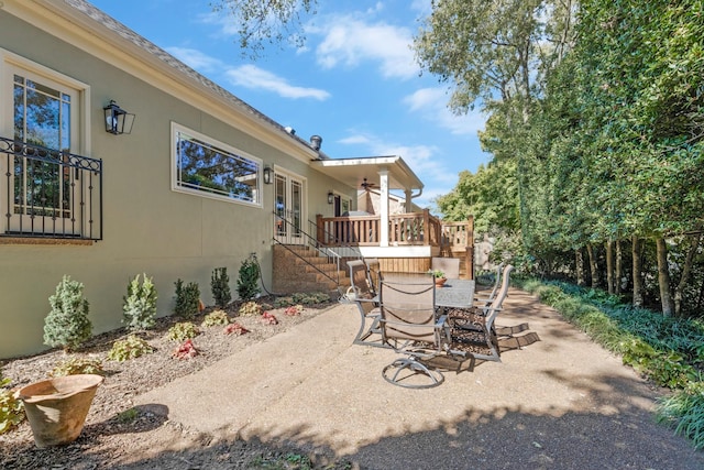 view of patio with outdoor dining space and ceiling fan