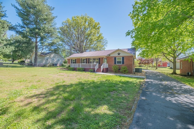 115 Highland Dr, Winchester, TN 37398 - single story home with brick siding, aphalt driveway, a front yard, and covered porch