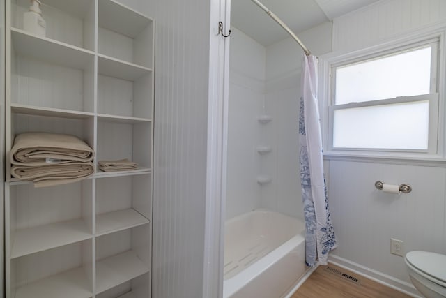 115 Highland Dr, Winchester, TN 37398 - full bathroom featuring wood finished floors, visible vents, toilet, and shower / bath combo
