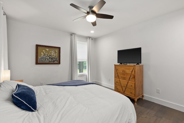 bedroom featuring dark wood-type flooring, baseboards, a ceiling fan, and recessed lighting