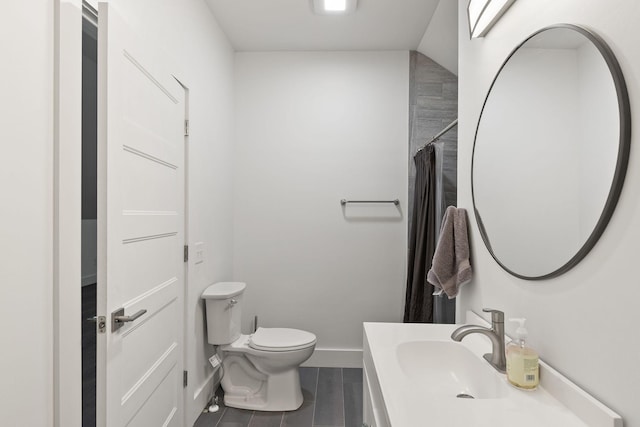 bathroom with toilet, a shower with shower curtain, vanity, and baseboards