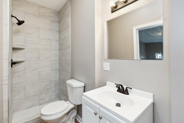 926 Rackley Dr, Pulaski, TN 38478 - bathroom featuring tiled shower, vanity, and toilet