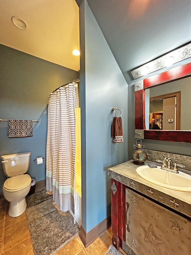 110 Giles Ln, Gallatin, TN 37066 - full bath featuring toilet, vanity, baseboards, and vaulted ceiling