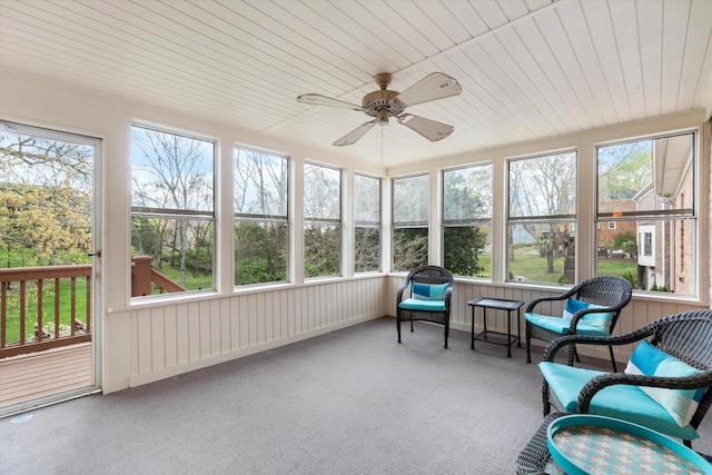 sunroom with ceiling fan