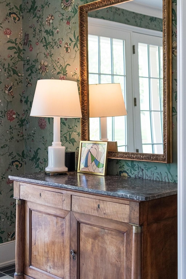 4535 Peytonsville Rd, Franklin, TN 37064 - interior details featuring wallpapered walls