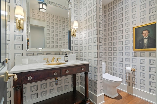 4535 Peytonsville Rd, Franklin, TN 37064 - bathroom featuring baseboards, wallpapered walls, toilet, and wood finished floors