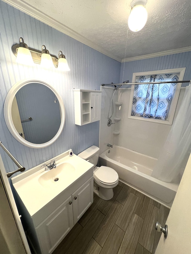 7459 Horn Tavern Rd, Fairview, TN 37062 - bathroom with crown molding, shower / tub combo with curtain, wood finished floors, and a textured ceiling