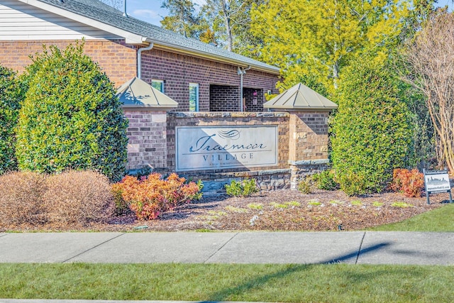 view of community / neighborhood sign