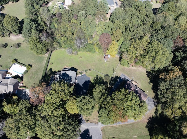 birds eye view of property featuring a forest view