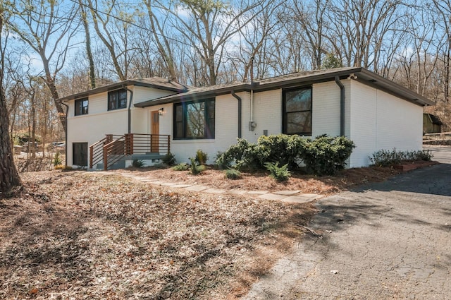 931 Downey Dr, Nashville, TN 37205 - split level home with aphalt driveway and brick siding