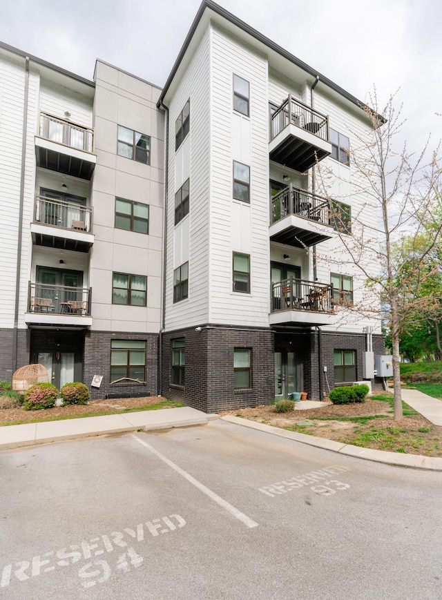 782 Riverfront Pkwy Unit 301, Chattanooga, TN 37402 - view of property with uncovered parking
