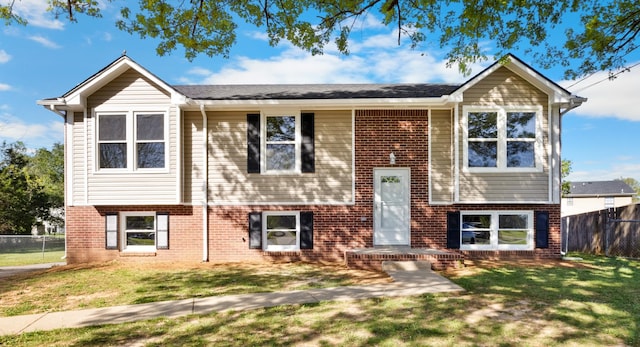 302 Windrush Dr, Clarksville, TN 37042 - split foyer home featuring brick siding, a front yard, and fence