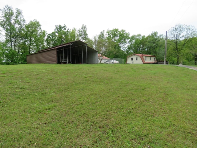view of yard with an outdoor structure and a pole building