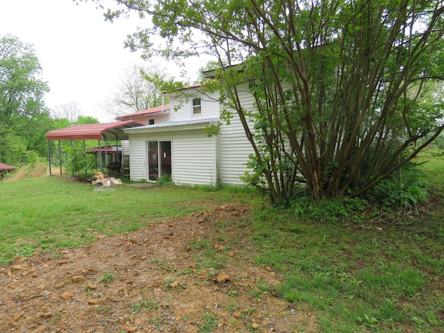 view of yard with a detached carport