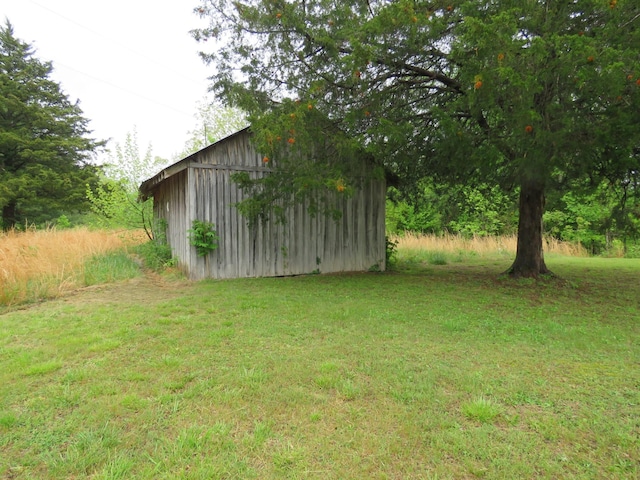 view of yard featuring an outdoor structure and a pole building