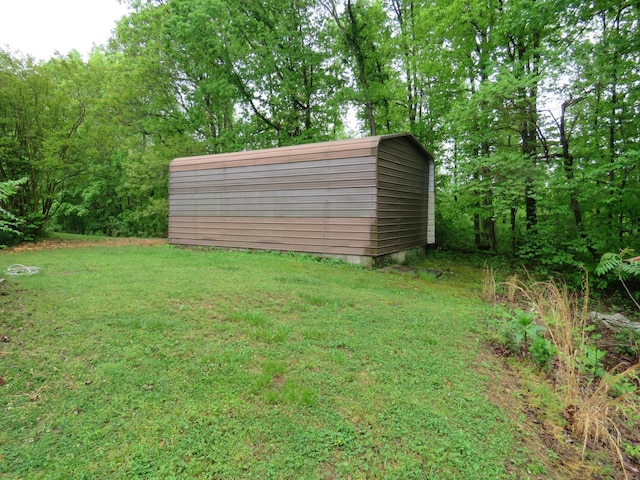 view of yard featuring an outdoor structure