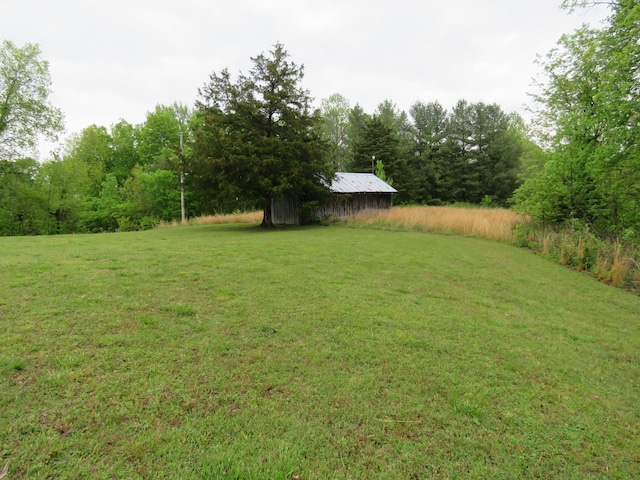 view of yard featuring an outdoor structure and a pole building