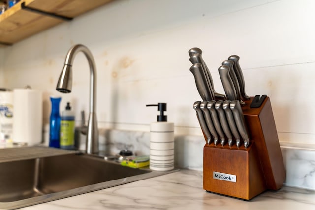 room details featuring a sink