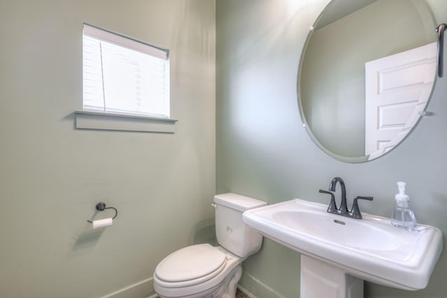 1084 Linn Cove Ct, Gallatin, TN 37066 - half bathroom featuring toilet, a sink, and baseboards