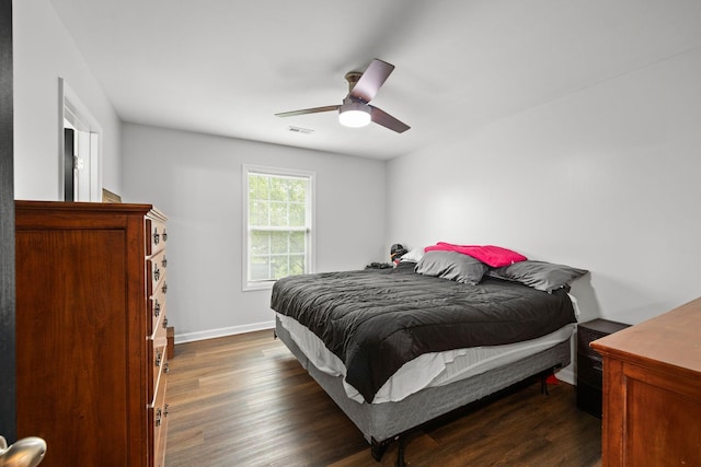 bedroom featuring visible vents, ceiling fan, dark wood-style floors, and baseboards