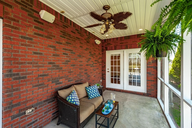 sunroom / solarium with a ceiling fan