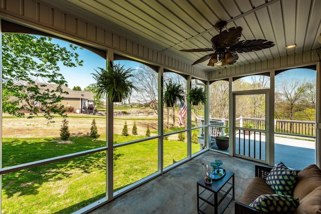 sunroom / solarium featuring a ceiling fan