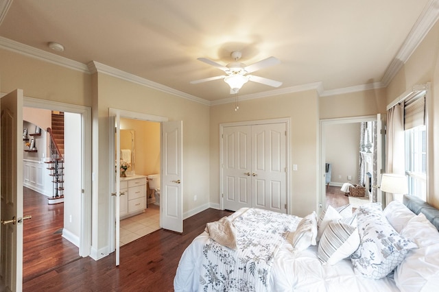 bedroom featuring ornamental molding, dark wood-style flooring, ceiling fan, and a closet