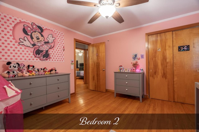 bedroom with wood finished floors, crown molding, baseboards, and a ceiling fan