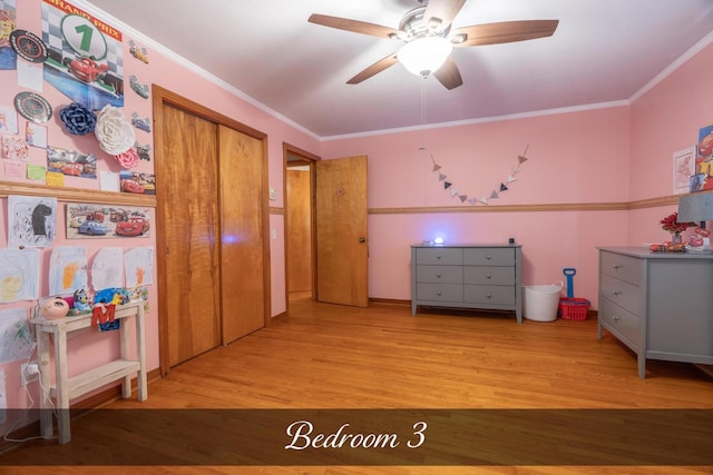 bedroom featuring light wood-type flooring, ceiling fan, and ornamental molding