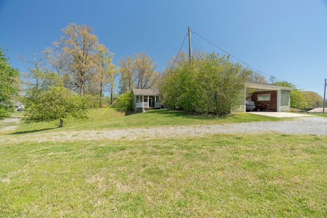 view of front of home featuring a carport and a front yard