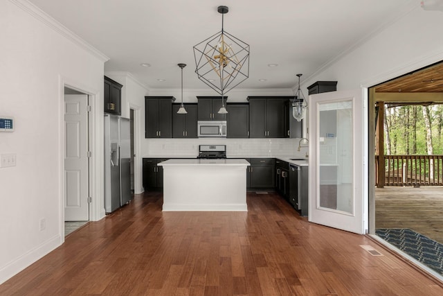 kitchen featuring a notable chandelier, appliances with stainless steel finishes, a sink, and dark wood-style floors