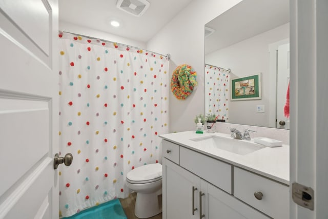 full bathroom with toilet, a shower with curtain, vanity, and visible vents
