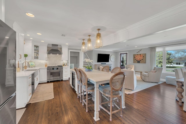 dining space featuring recessed lighting, dark wood-style floors, and ornamental molding